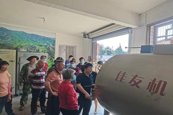 茶葉所專家為大埔西巖茶生產(chǎn)技術(shù)（加工）提質(zhì)增效培訓(xùn)班授課指導(dǎo)1-副本.jpg