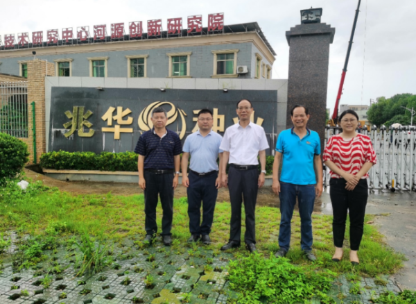 專家們與廣東兆華種業(yè)有限公司董事長(zhǎng)王華鎮(zhèn)合影。